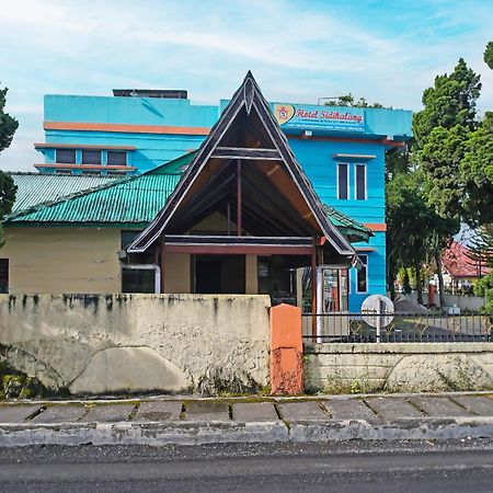 Oyo 92577 Hotel Sidikalang Near Kejaksaan Negeri Dairi エクステリア 写真