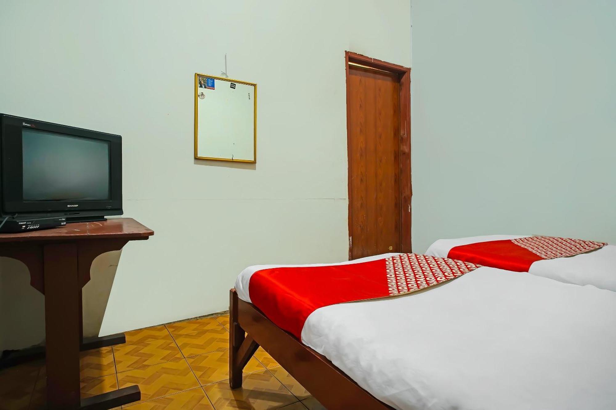 Oyo 92577 Hotel Sidikalang Near Kejaksaan Negeri Dairi エクステリア 写真