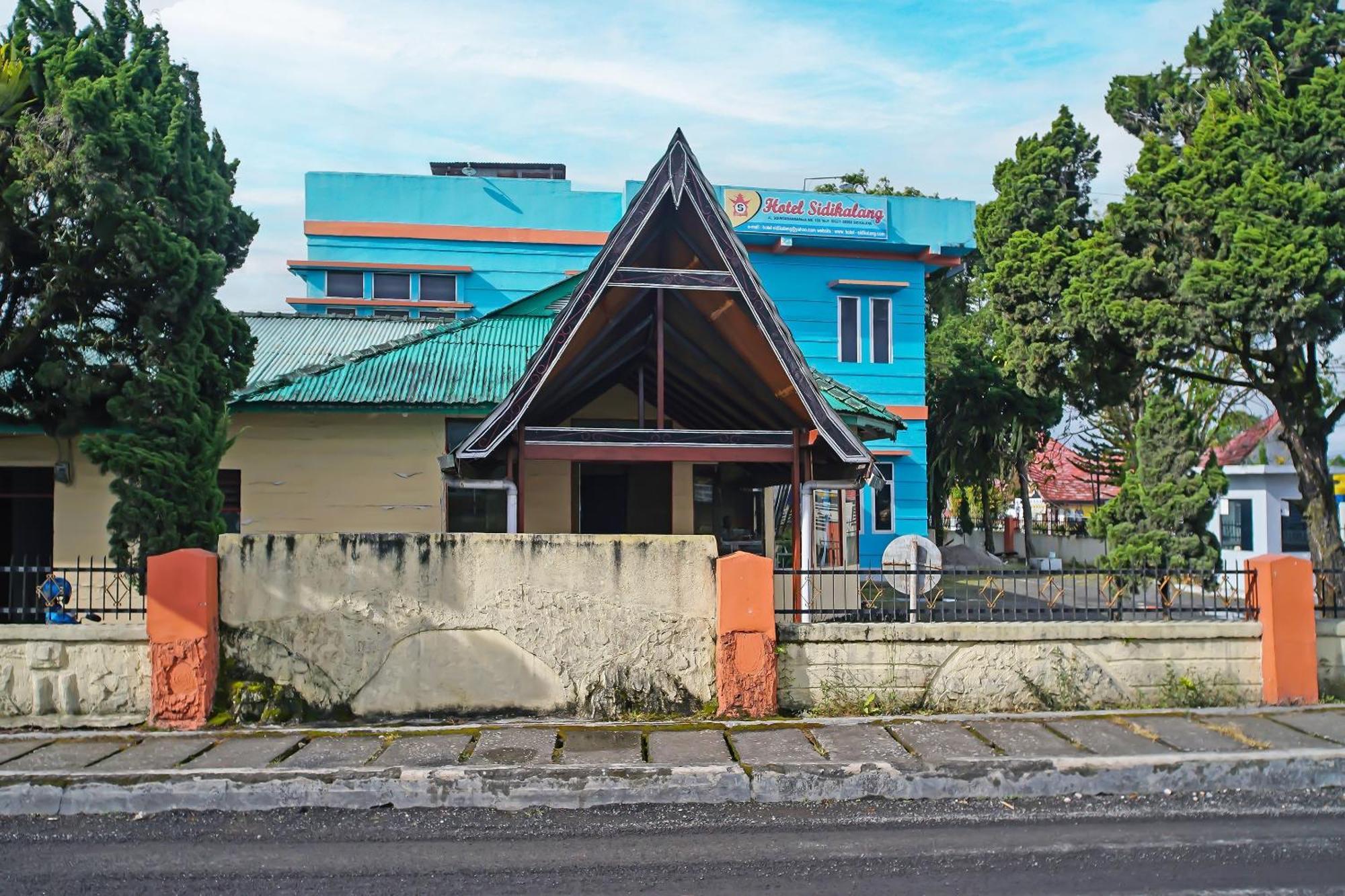 Oyo 92577 Hotel Sidikalang Near Kejaksaan Negeri Dairi エクステリア 写真