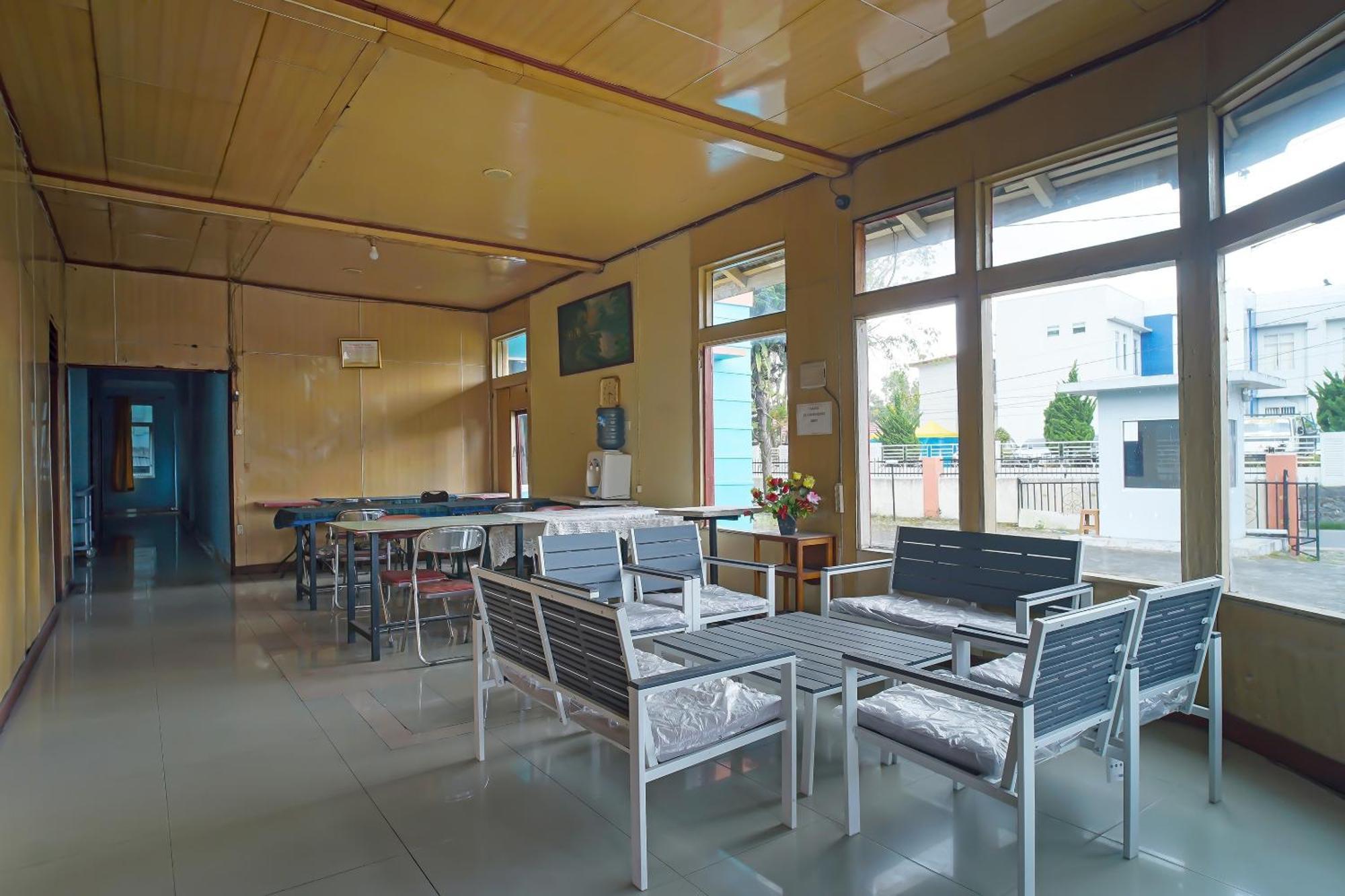 Oyo 92577 Hotel Sidikalang Near Kejaksaan Negeri Dairi エクステリア 写真