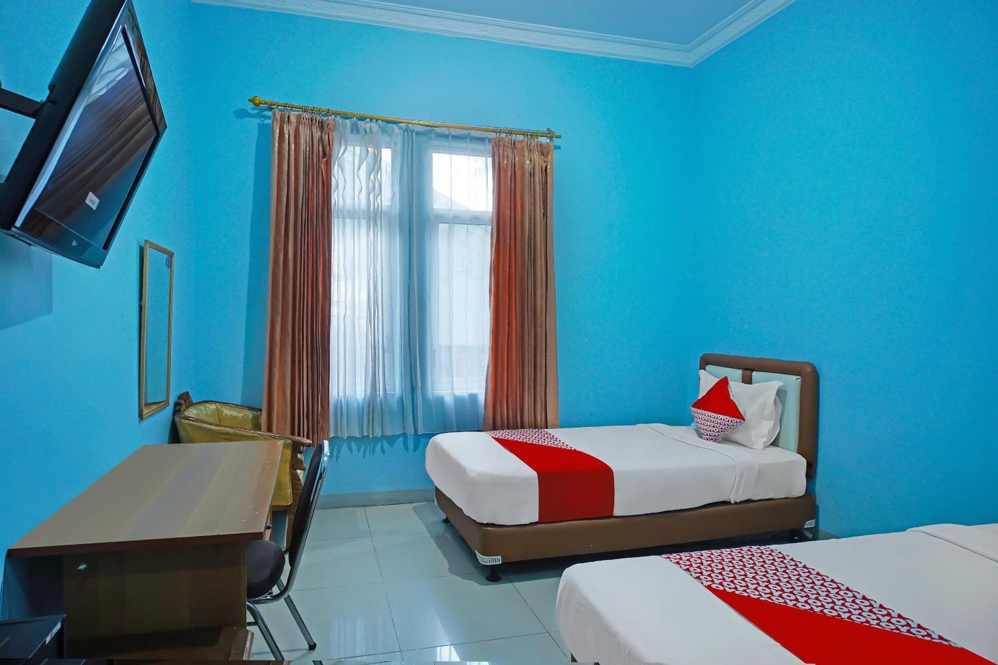 Oyo 92577 Hotel Sidikalang Near Kejaksaan Negeri Dairi エクステリア 写真