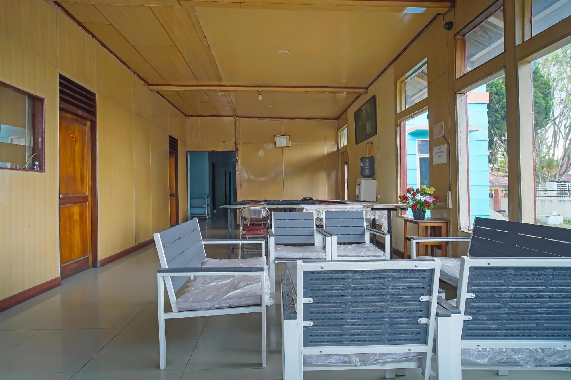 Oyo 92577 Hotel Sidikalang Near Kejaksaan Negeri Dairi エクステリア 写真