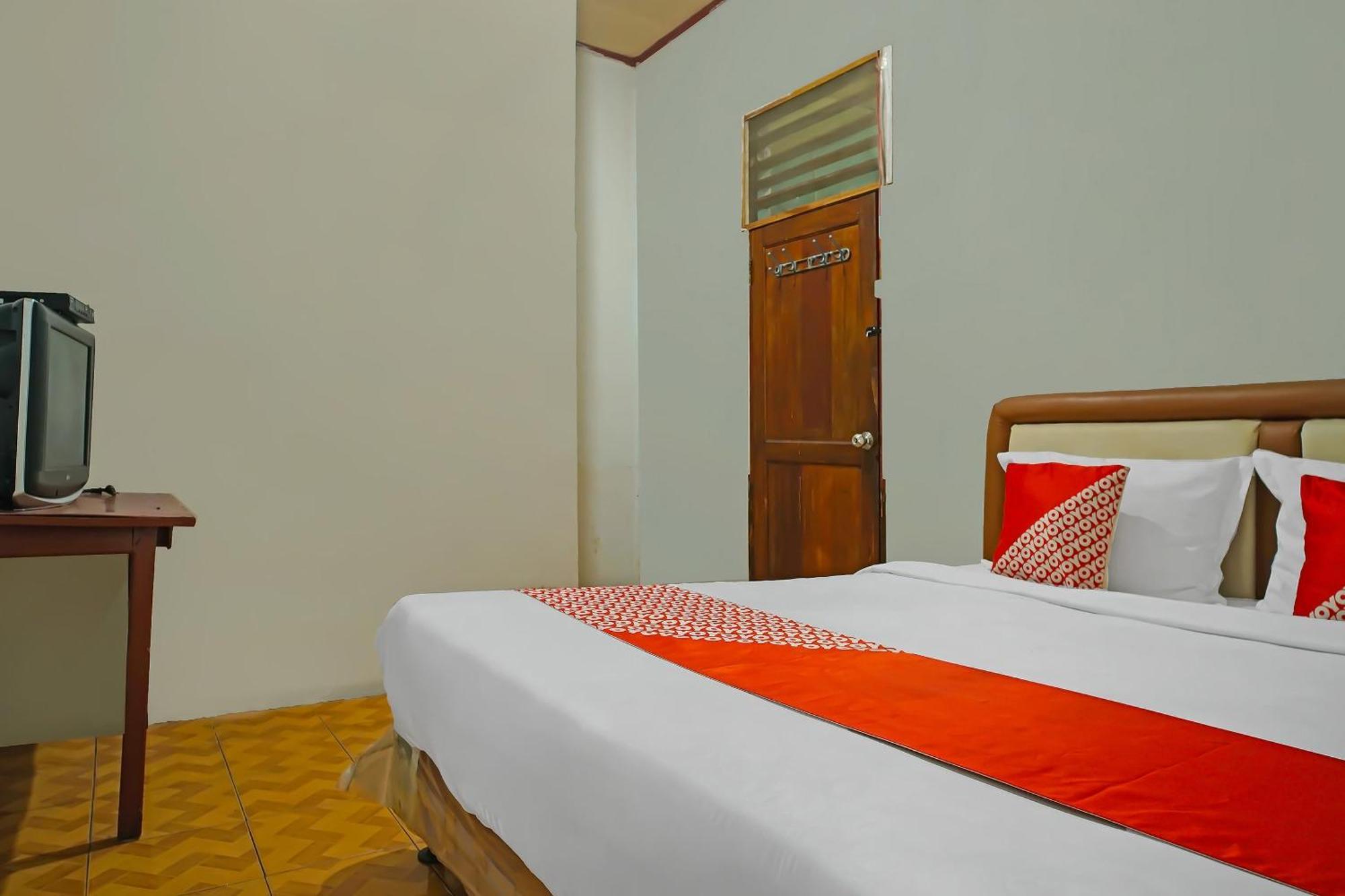 Oyo 92577 Hotel Sidikalang Near Kejaksaan Negeri Dairi エクステリア 写真