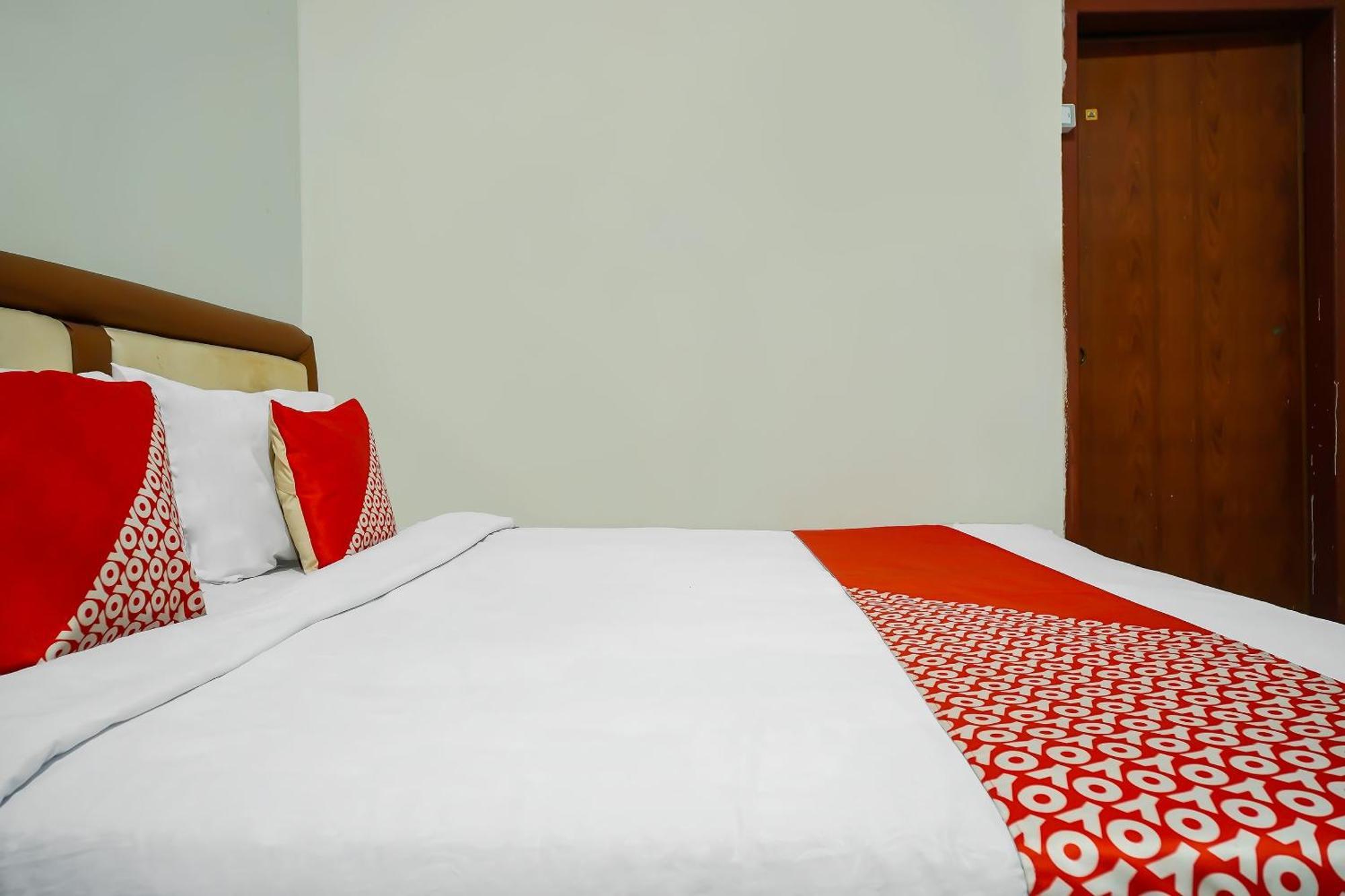 Oyo 92577 Hotel Sidikalang Near Kejaksaan Negeri Dairi エクステリア 写真