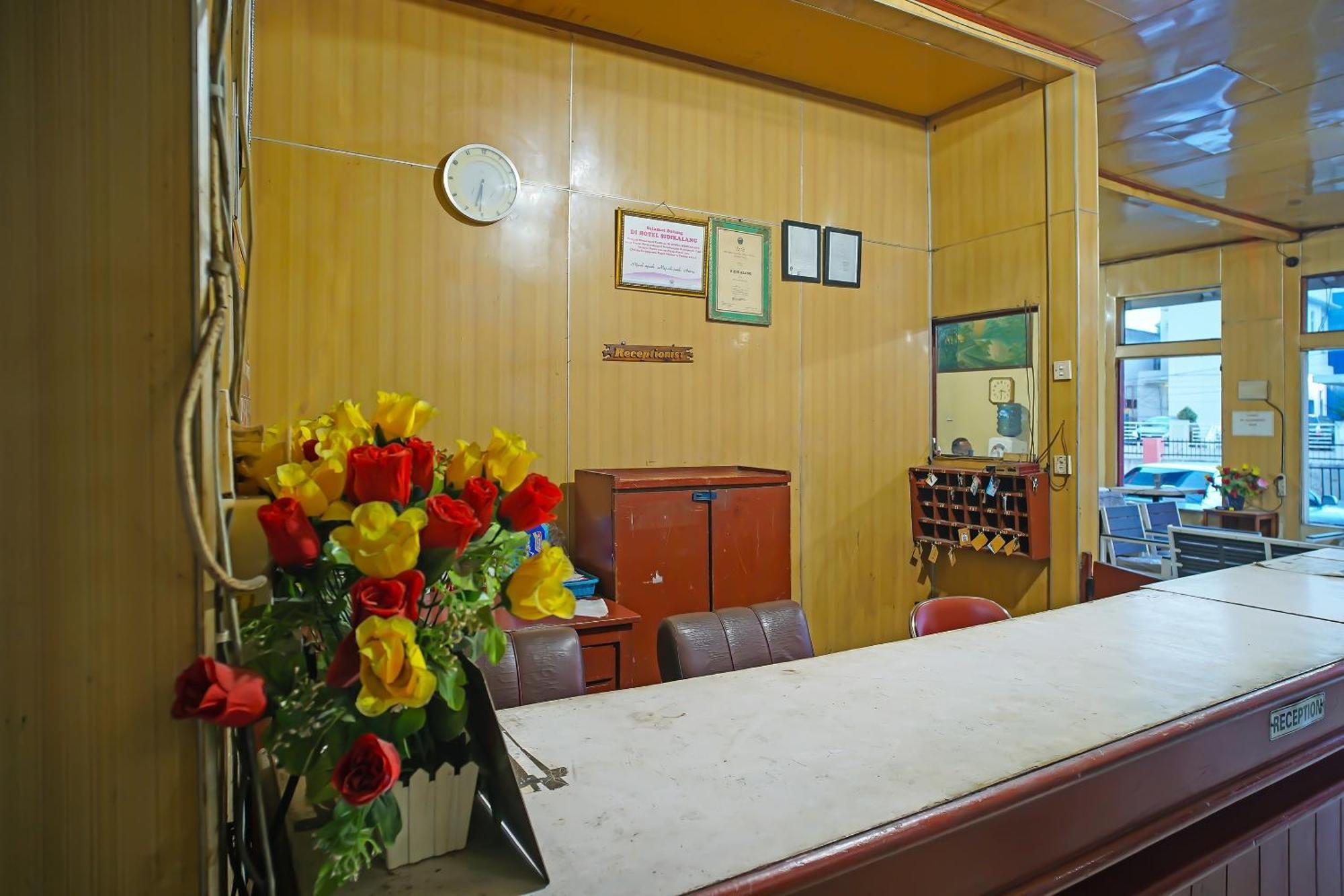 Oyo 92577 Hotel Sidikalang Near Kejaksaan Negeri Dairi エクステリア 写真