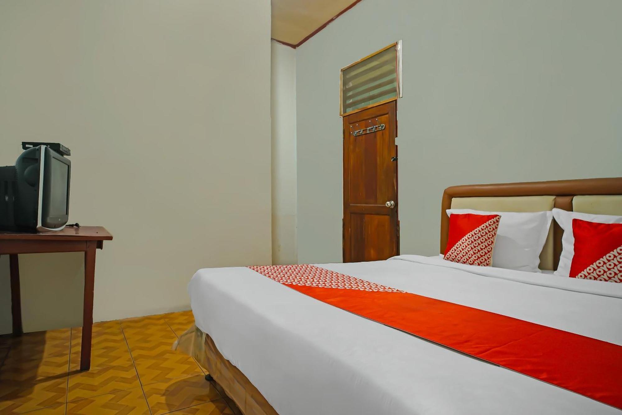 Oyo 92577 Hotel Sidikalang Near Kejaksaan Negeri Dairi エクステリア 写真